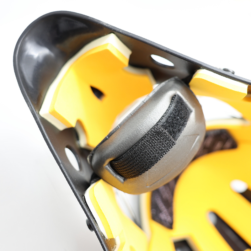 Helma brankáře pro hokej z bílé oceli Helma