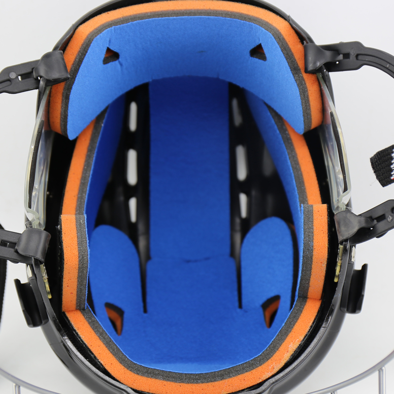 Středně bezpečná helma na kolečkový hokej